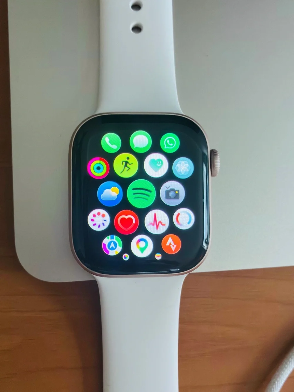 Apple smartwatch white